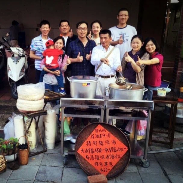 郭正利先生在迪化街賣麻油雞的身影